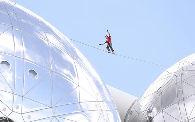 Equilibrista anda sobre corda a 70 metros de altura entre duas esferas do Atomium, em Bruxelas, na Blgica