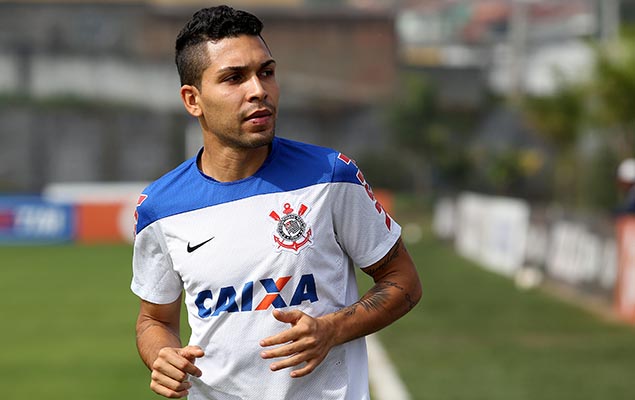 O volante Petros durante um treino do Corinthians