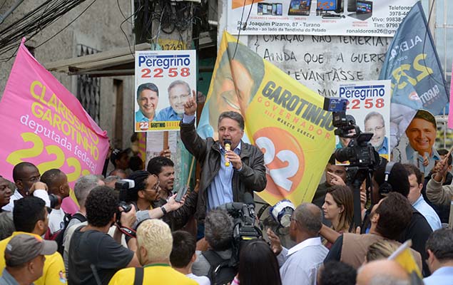 O candidato do PR ao governo do Rio, Anthony Garotinho, faz campanha na comunidade do Turano, na Tijuca (zona norte) 