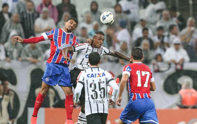 Corintiano Cléber disputa bola com Kieza, do Bahia, no empate por 1 a 1 entre as equipes, na Arena Corinthians, pelo Brasileiro 