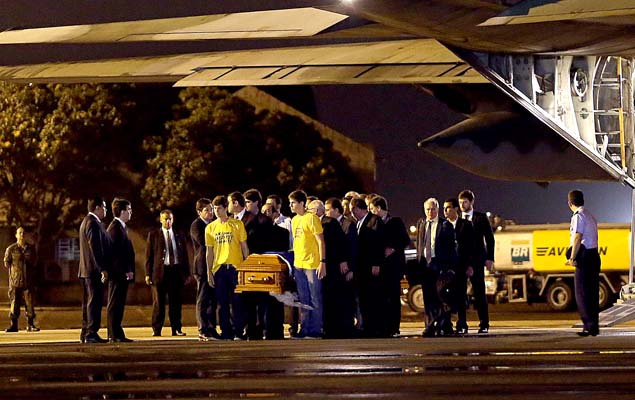 Momento em que o corpo de Eduardo Campos chega no Recife; ex-governador será velado do palácio do Campos das Princesas