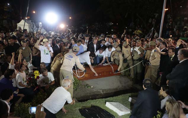 Momento em que o corpo de Eduardo Campos é enterrado no cemitério Santo Amaro, em Recife, no domingo (17)