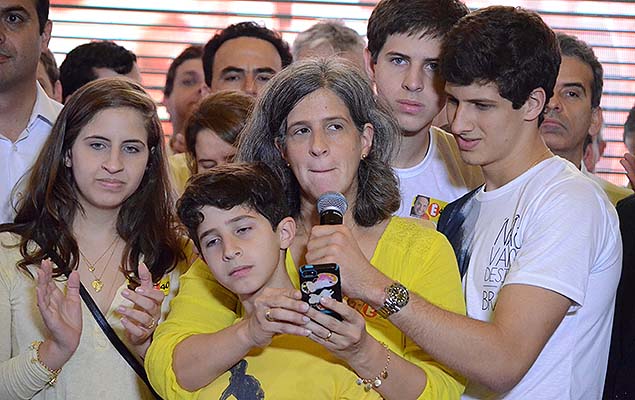 A viva Renata Campos, com os filhos, participa da primeira reunio do PSB aps a morte de Eduardo Campos