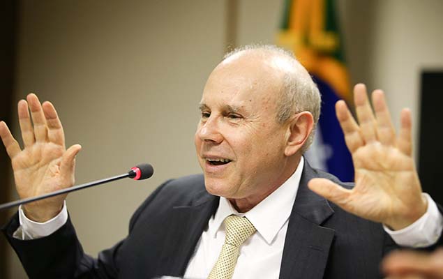 Apesar da queda do PIB brasileiro, o ministro da Fazenda, Guido Mantega, nega o cenrio de recesso 