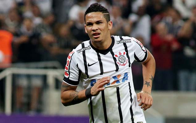 Luciano comemora gol marcado na vitria do Corinthians sobre o Gois