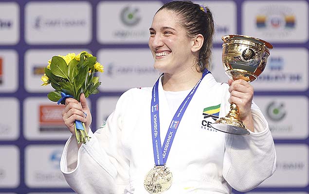 A gacha Mayra Aguiar comemora a medalha de ouro no Mundial de jud de Cheliabinsk, na Rssia