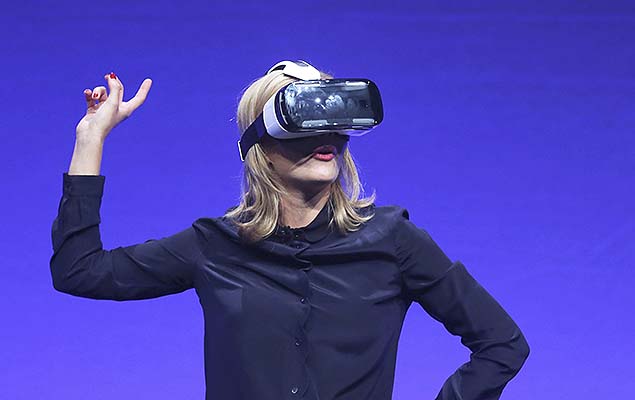 Óculos de realidade virtual Samsung Gear VR, apresentado em evento