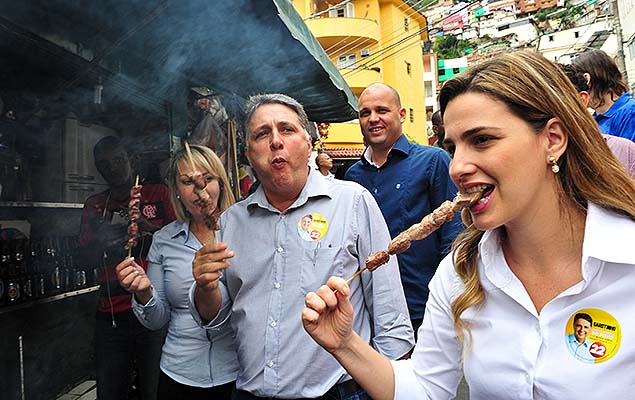 Garotinho com a filha Clarissa Garotinho (PR-RJ) - O candidato ao governo do Rio, Anthony Garotinho (PR), participa de caminhada no morro Dona Morta, em Botafogo, no Rio de Janeiro, nesta quinta-feira.