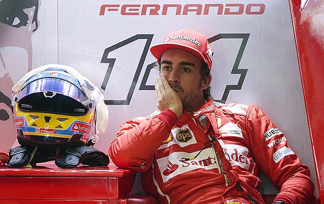 Alonso no box da Ferrari na temporada 2014