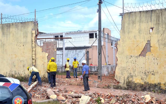 Muro do complexo penitencirio de Pedrinhas, em So Lus (MA), derrubado por caminho para facilitar a fuga de presos