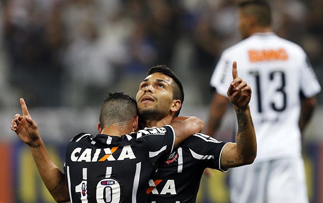 Petros, do Corinthians, comemora seu gol com Luciano na vitria sobre o Atltico-MG, por 1 a 0, no Itaquero 