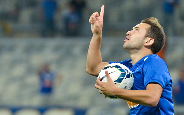Everton Ribeiro, do Cruzeiro, comemora seu gol na vitória sobre o Bahia, por 2 a 1, no Mineirão (MG).