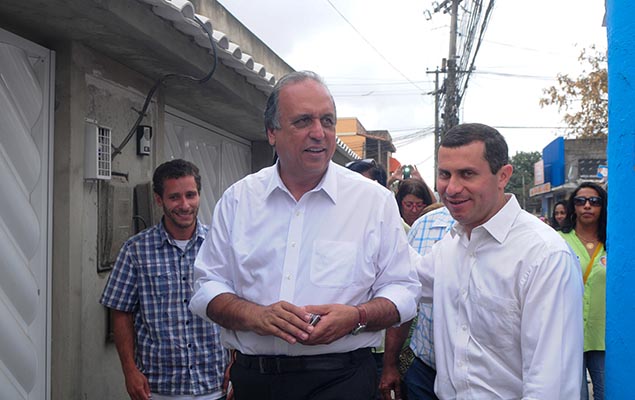 O candidato  reeleio ao governo do Rio, Luiz Fernando Pezo, visita o bairro do Jardim Catarina, em So Gonalo, nesta sexta-feira
