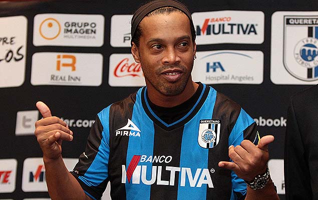 Ronaldinho  apresentado pelo Quertaro 