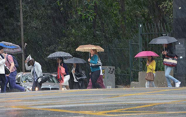 SÃO PAULO, SP - 19.09.2014: CLIMA-SP - Chove forte na região da avenida Paulista, nesta sexta-feira, em São Paulo. Temperatura está em torno de 20ºC. 