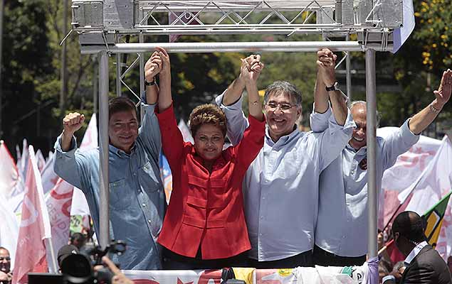 Dilma Rousseff ao lado de Fernando Pimentel (PT) durante campanha pelas ruas de BH no 1º turno