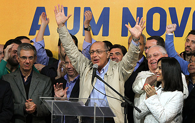 Alckmin ao lado de aliados e da mulher durante o discurso da vitória em 5 de outubro