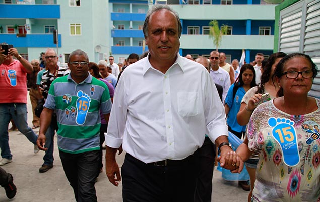 O governador do Rio e candidato  reeleio, Luiz Fernando Pezo (PMDB), visita o condomnio Nova CCPL (zona norte)
