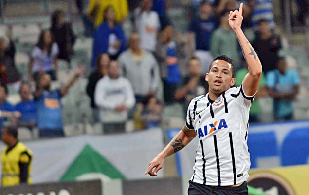 O atacante Luciano, do Corinthians, festeja ao marcar o gol da vitria sobre o Cruzeiro, por 1 a 0, no Mineiro, pelo Brasileiro