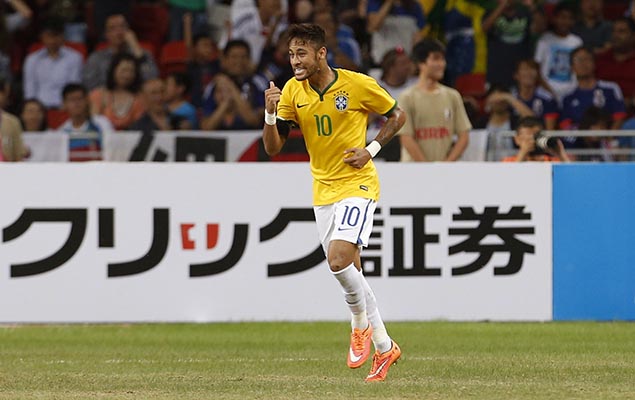 O atacante Neymar comemora aps marcar seu gol no amistoso entre Brasil e Japo, em Cingapura