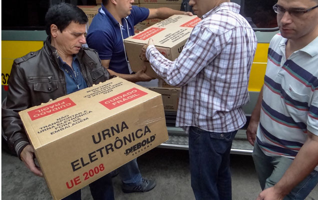 Urnas eletrnicas comeam a ser distribudas para colgios eleitorais