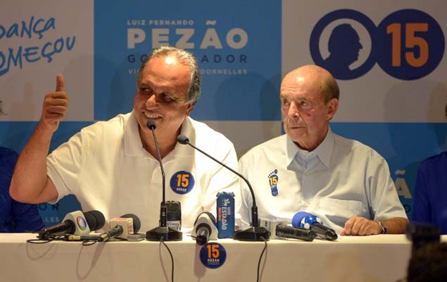 O governador do Rio de Janeiro, Luiz Fernando Pezão (esq.), dá entrevista ao lado do vice, Francisco Dornelles, após ser reeleito