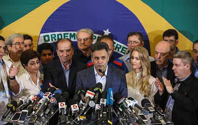 The presidential candidate for the PSDB Acio Neves (C) delivers a press conference in Belo Horizonte, after run-off elections 