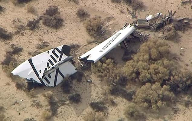 Destroos da aeronave SpaceShip Two, que caiu nesta sexta-feira em Mojave, na Califrnia, e deixou piloto morto