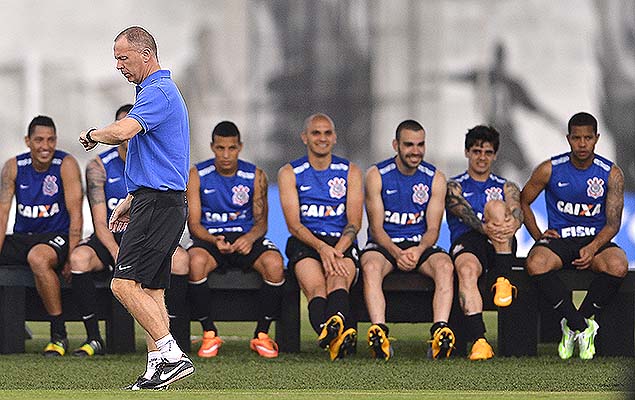 O treinador Mano Menzes durante treino do Corinthians no CT Joaquim Grava, na zona leste de So Paulo