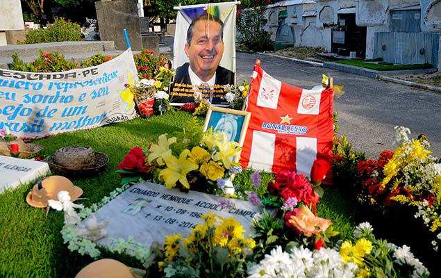 Flores e homenagens no tmulo de Eduardo Campos, no cemitrio de Santo Amaro, em Recife (PE), neste domingo, Dia de Finados