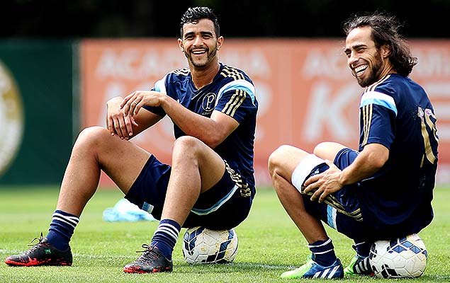 Valdivia (dir.) e Henrique sorriem durante treino do Palmeiras na Academia de Futebol