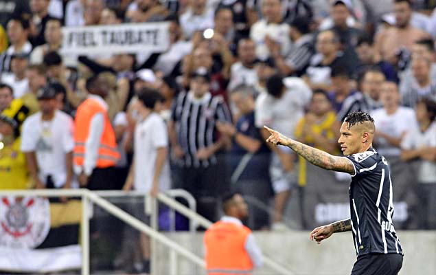 Guerrero comemora ao marcar o gol da vitria do Corinthians sobre o Santos, por 1 a 0, no Itaquero, pelo Brasileiro