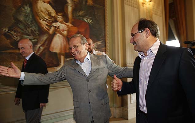 O governador José Ivo Sartori (à dir.) e seu antecessor, Tarso Genro, no Palácio Piratini