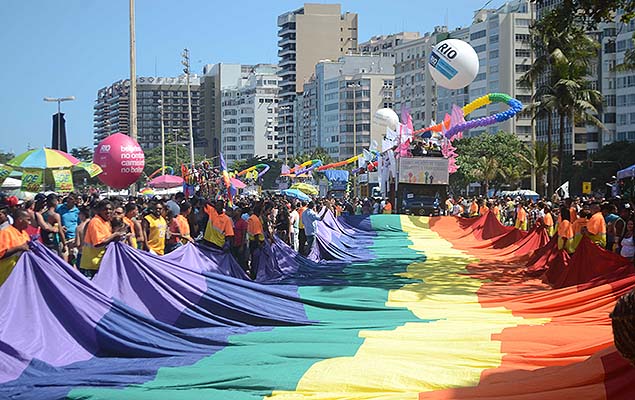 Faixa da Parada do Orgulho LGBT do Rio na orla da praia de Copacabana