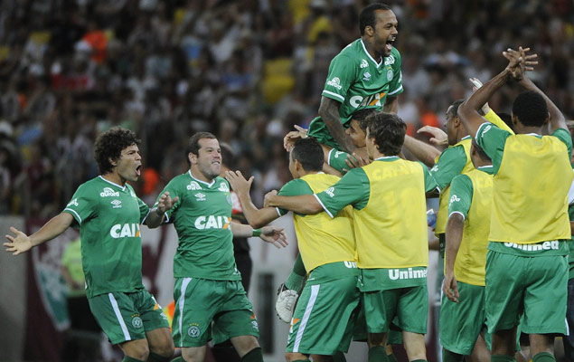 Jogadores da Chapecoense comemoram gol sobre o Fluminense