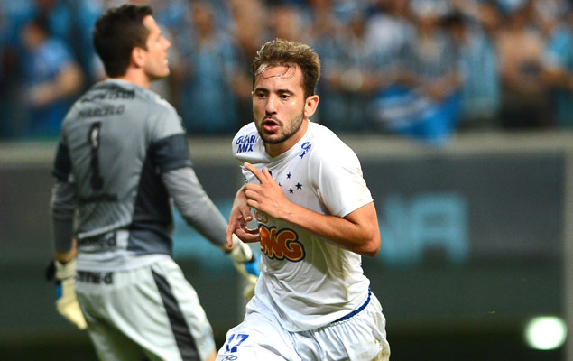Everton Ribeiro comemora gol sobre o Grmio
