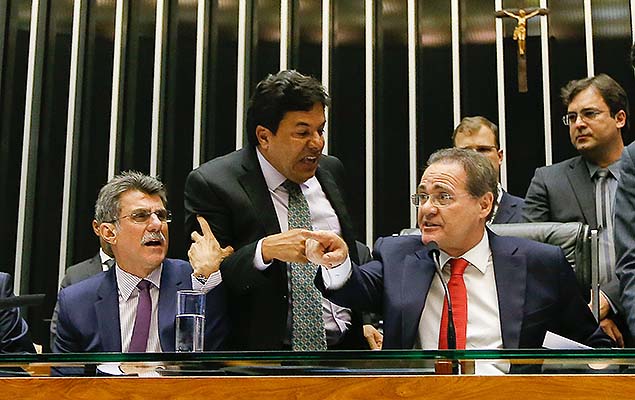 O lder do DEM, deputado Mendona Filho, discute com o presidente do Congresso, Renan Calheiros (PMDB)
