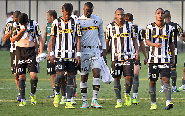 Jogadores do Botafogo deixam o gramado da Vila Belmiro aps confirmao do rebaixamento para a Srie B