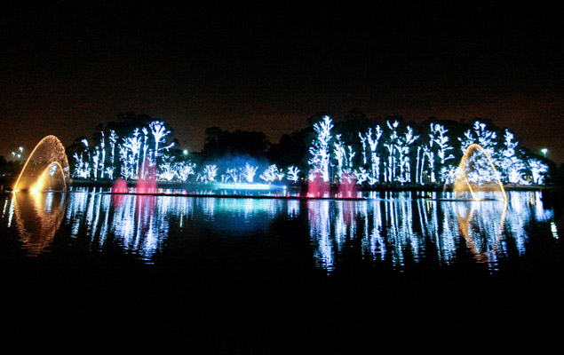 Tradicional iluminao de Natal nas guas do lago no parque do Ibirapuera
