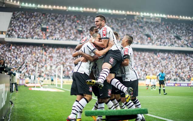 Jogadores do Corinthians comemoram gol sobre o Cricima, no Itaquero, pelo Brasileiro