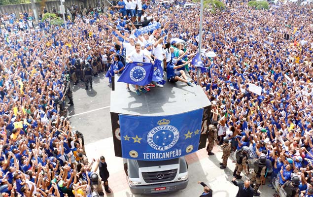 A equipe do Cruzeiro chega em carro aberto para ltima rodada do Campeonato Brasileiro 2014 contra o Fluminense, no Mineiro, em BH