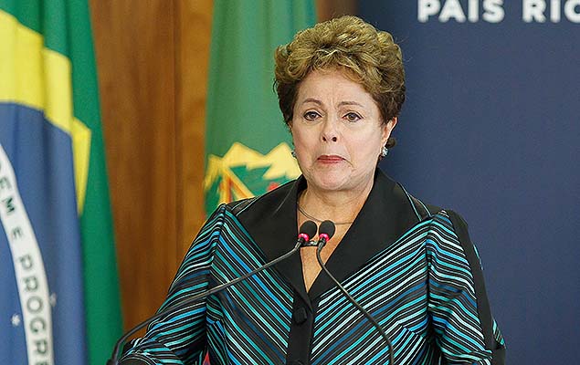 A presidente Dilma Rousseff chora durante a cerimnia da Comisso Nacional da Verdade
