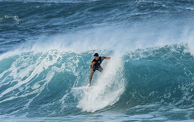 O surfista brasileiro Gabriel Medina aproveita para treinar e ficou pouco menos de uma hora no mar