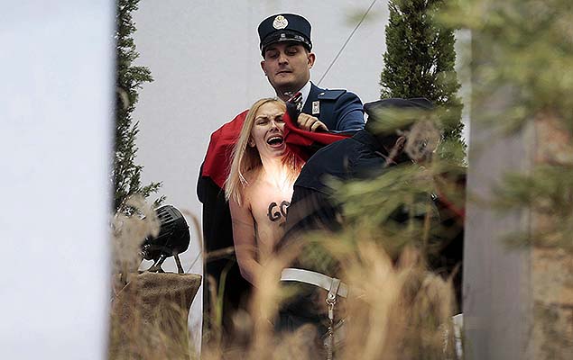 Membro da gendarmeria do Vaticano detm ativista do Femen que tentou levar imagem do prespio