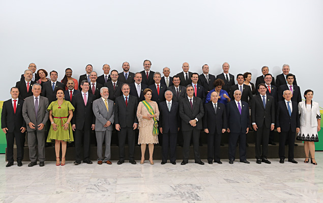 No dia da posse, a presidente Dilma Rousseff posa com todos os seus 39 ministros; alguns já mudaram