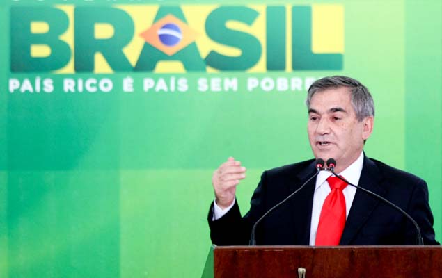 Gilberto Carvalho discursa ao transmitir o cargo de ministro da Secretaria-Geral da Presidência a Miguel Rosseto, no Palácio do Planalto