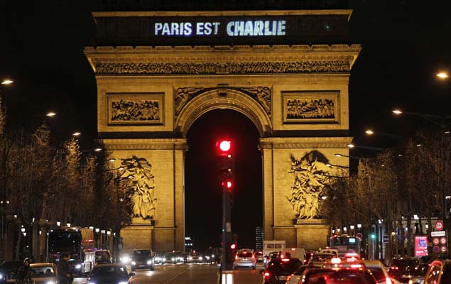 Mensagem projetada no Arco do Triunfo, em Paris, presta homenagem s vtimas de ataque ao jornal satrico Charlie Hebdo