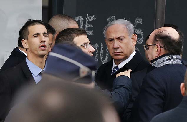 O primeiro-ministro israelense, Benjamin Netanyahu, visita mercado onde quatro judeus foram mortos em Paris, na Frana