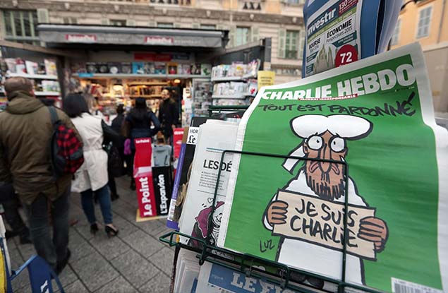 Pessoas fazem fila em banca parisiense para comprar a nova publicação do jornal satírico 'Charlie Hebdo', que tem a frase 'Tudo é perdoado' 