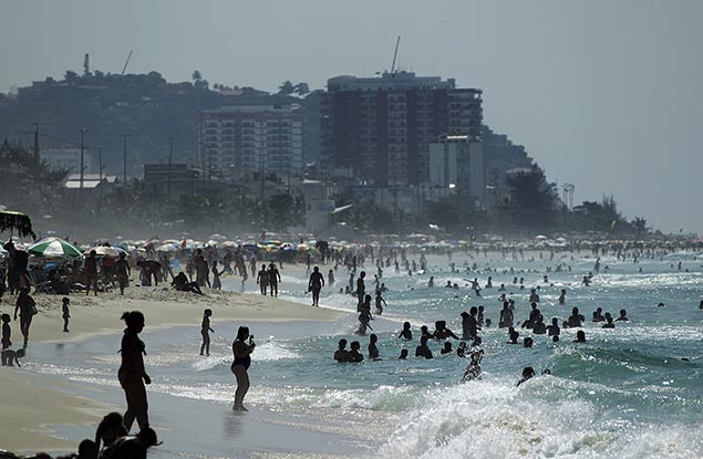 Movimentao de banhistas na praia da Barra da Tijuca no vero de 2015